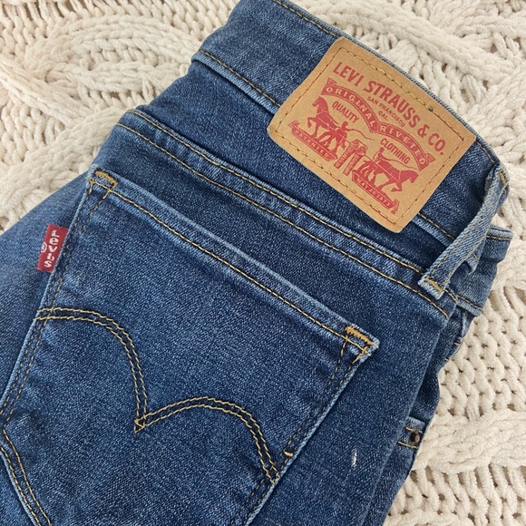 Levi’s 711 Mid-Rise Skinny Jeans - Picture 6 of 6